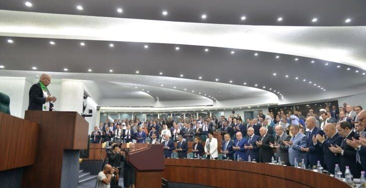 بالكوفية والعلم الفلسطيني.. نواب الجزائر يناقشون السياسة العامة للحكومة ويقترحون تجريم التطبيع ـ (صور وفيديو)