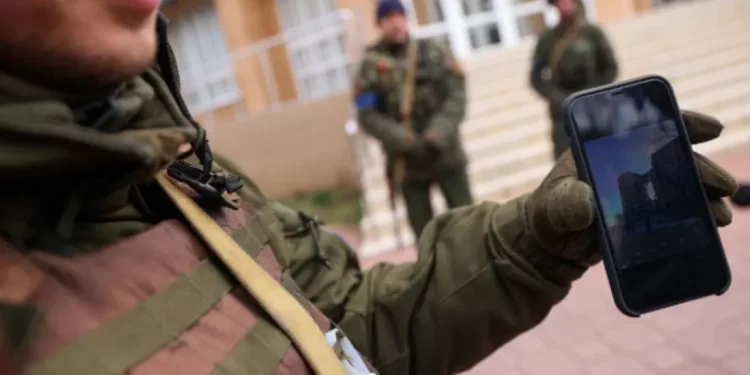 بسبب استخدامهم الهاتف …قتل عشرات الجنود الروس بأوكرانيا