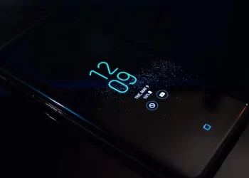 علامات تنذر بالخطر.. شخص ما يتجسس على هاتفك