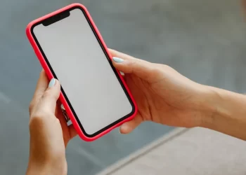 حرب شرسة بين أبل وسامسونغ.. الأرقام تكشف “الفائز الأكبر”