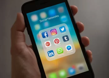 لهذه الأسباب.. لا ينصح باستخدام الهاتف في المرحاض