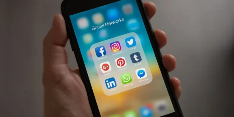 لهذه الأسباب.. لا ينصح باستخدام الهاتف في المرحاض