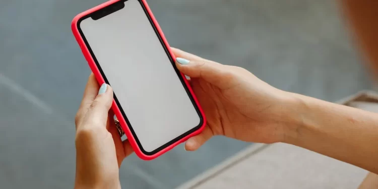 حرب شرسة بين أبل وسامسونغ.. الأرقام تكشف “الفائز الأكبر”