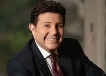 متعهد نصب على هاني شاكر في حفل البحرين.. وأصر على الغناء