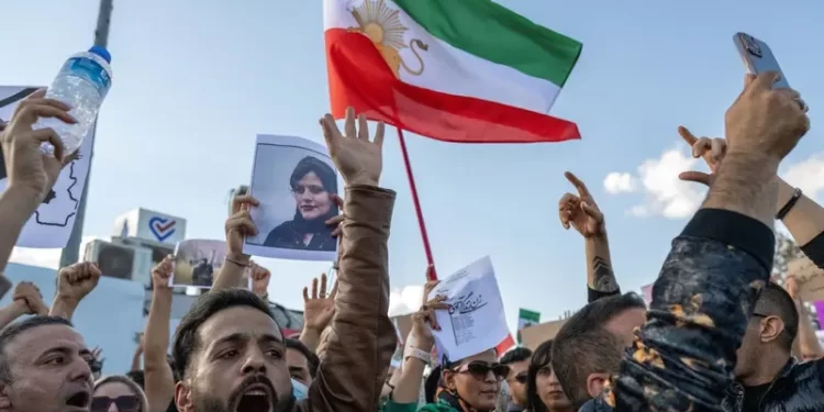 هتافات غاضبة في إيران: أوروبا إما مع الحرس الثوري أو معنا