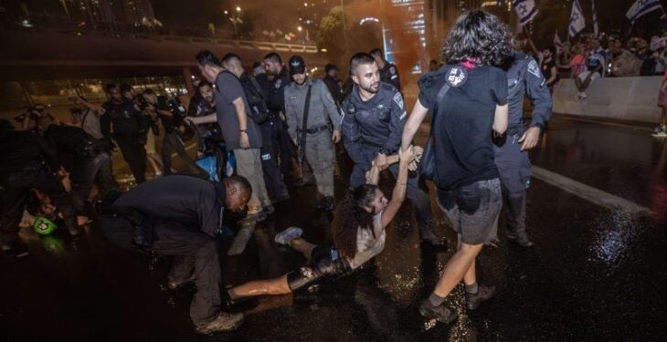 صاندي تايمز: بعد التعديلات القضائية.. إسرائيل تجني ثمار ما زرعته في المناطق المحتلة وآلاف اليهود يفكرون بالهجرة
