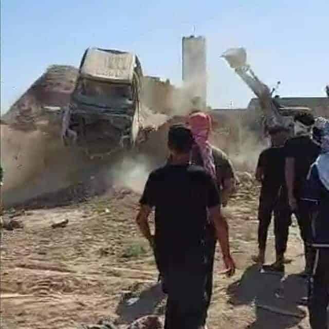 عراقيون يهدمون مقار أحزاب موالية لـ إيران بالجرافات