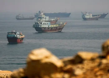 عمان تجلي 23 من طاقم ناقلة نفط.. وبقاء اثنين مفقودين