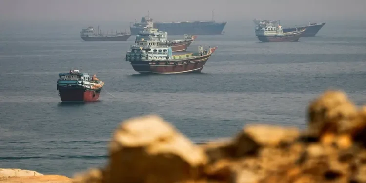 عمان تجلي 23 من طاقم ناقلة نفط.. وبقاء اثنين مفقودين