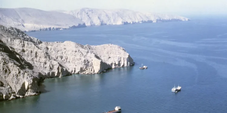 الحرس الثوري» يلوح بخيارات محتملة بعد تلغيم مضيق هرمز