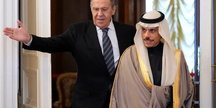 الرياض تؤكد استعدادها للوساطة بأزمة أوكرانيا.. وموسكو ترحب