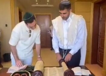 وزير إسرائيلي يؤدي طقوسا تلمودية في العاصمة السعودية- (فيديوهات)