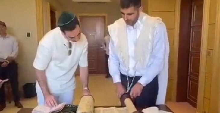 وزير إسرائيلي يؤدي طقوسا تلمودية في العاصمة السعودية- (فيديوهات)