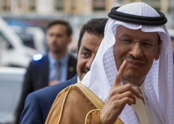 وزير سعودي يمازح مذيع “فوكس نيوز” بعد طلب الأخير المساعدة في وضع أسئلة لولي العهد