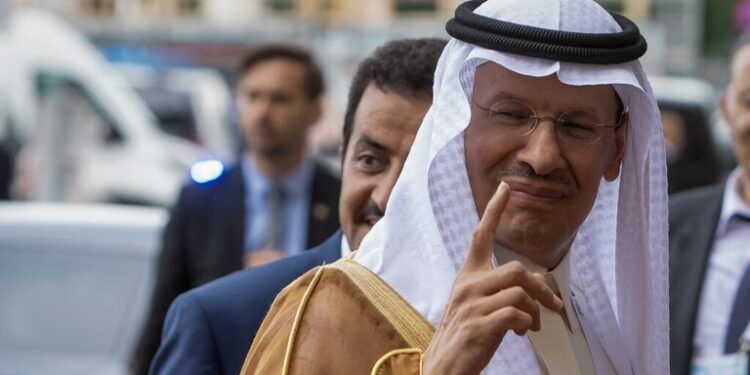وزير سعودي يمازح مذيع “فوكس نيوز” بعد طلب الأخير المساعدة في وضع أسئلة لولي العهد