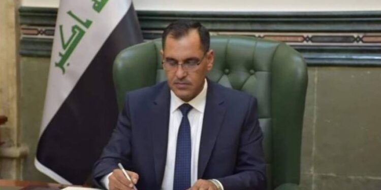 فقط في جمهورية الولاء ” وزير الصناعة العراقي يقسم بالولاء للنائب احمد الجبوري “ابو مازن”