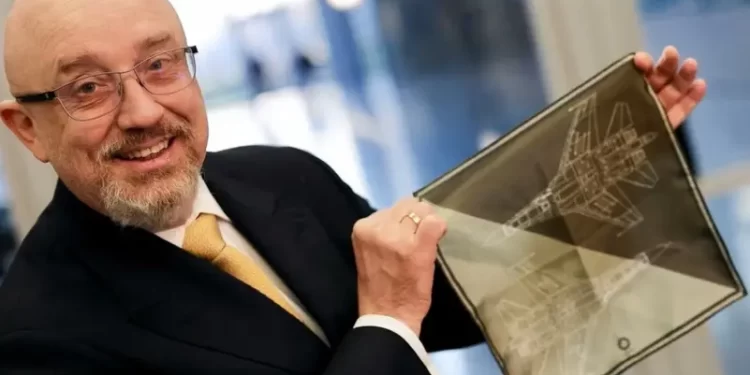 مشهد غريب.. وزير الدفاع الأوكراني يلوح بمنديل خلال اجتماعات الناتو