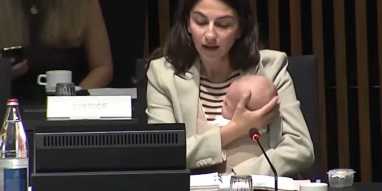 رضيع على طاولة الاتحاد الأوروبي خلال اجتماع لوكسمبورغ (فيديو)