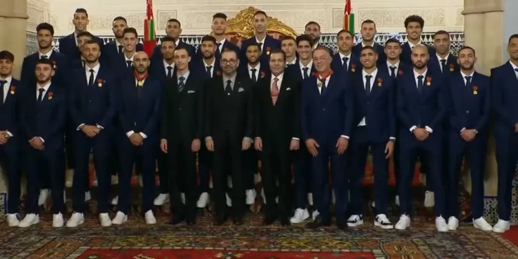 ملك المغرب يقلد منتخب اسود الاطلس “وسام العرش”
