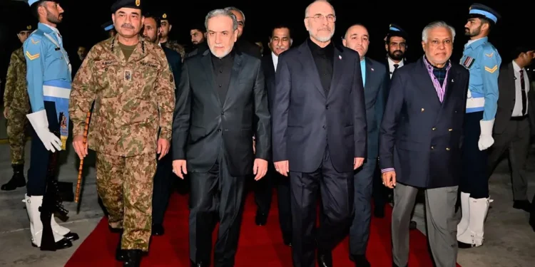 أيران تعيش انقسام حاد وشق عسكري وآخر مفاوض