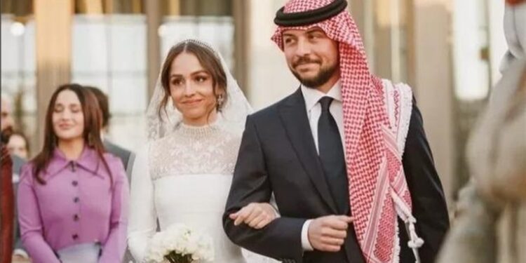 رسالة مؤثرة من ولي العهد الأردني لشقيقته في زفافها.. وهكذا ودعتها الملكة- (صور)