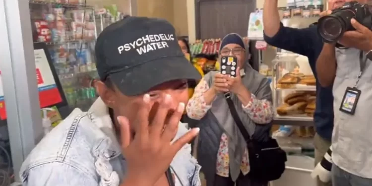 فيديو.. امرأة تكتشف فوزها بيانصيب مليار دولار وتصاب بانهيار