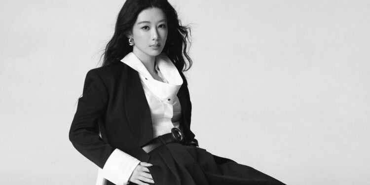 وجه جديد للأناقة.. يانغ زي تصبح سفيرة Givenchy في الصين