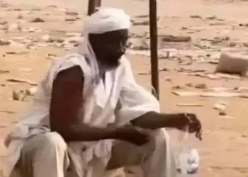 رجل يتوضأ وسط الخراب.. خلال نهب أشهر سوق بالخرطوم