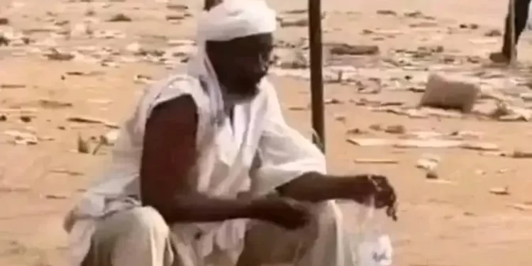 رجل يتوضأ وسط الخراب.. خلال نهب أشهر سوق بالخرطوم