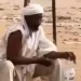 رجل يتوضأ وسط الخراب.. خلال نهب أشهر سوق بالخرطوم