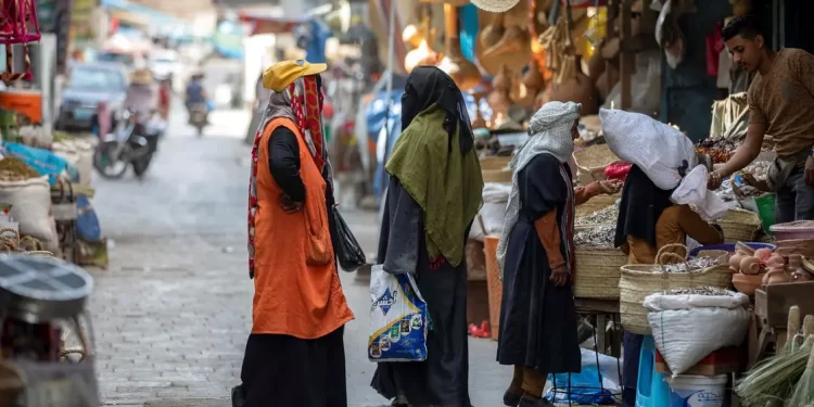 توأمة لنظام طالبان.. قيود الحوثي تخنق حرية اليمنيات